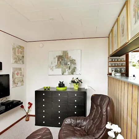 Two-bedroom Holiday In 3
